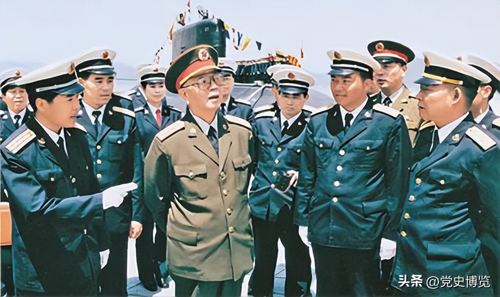 迎接出访的舰艇编队归来,*华清刘**军事生涯中最后一次检阅:“海军必须建造和装备大型舰艇”