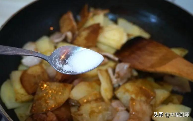 炖肉的时候怎么做没有腥味还好吃,炖肉加什么材料炖出来的肉嫩