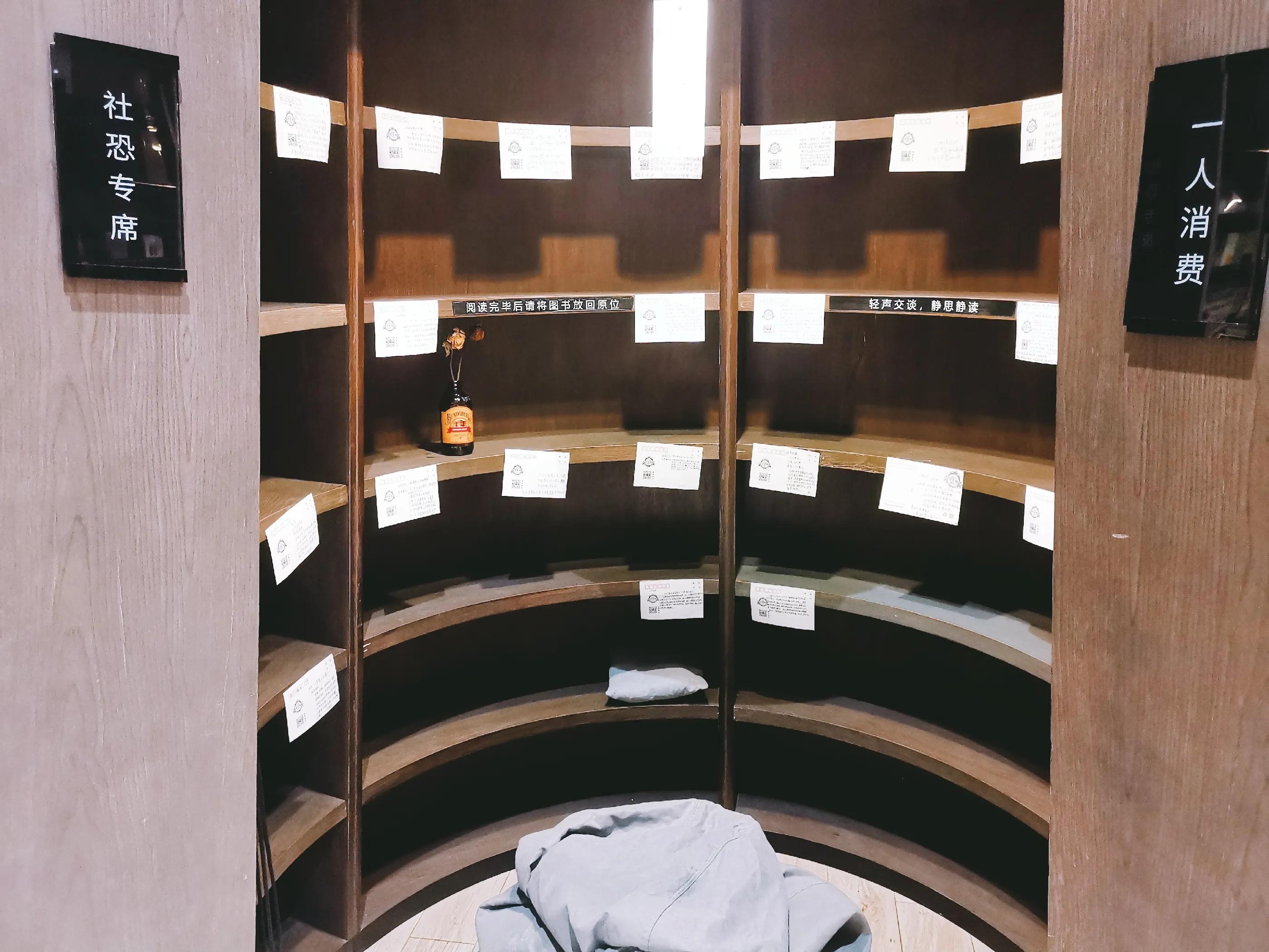 没落的重庆杨家坪，热闹的中迪广场钟书阁