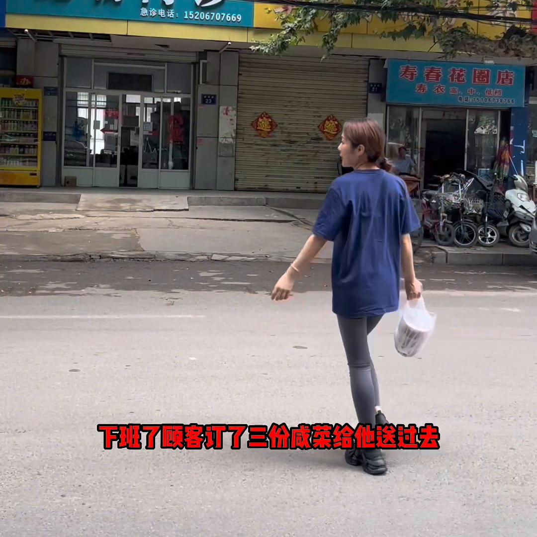 新人怎么拍抖音，菜市场里拿着手机支架跑来跑去拍视频，你...