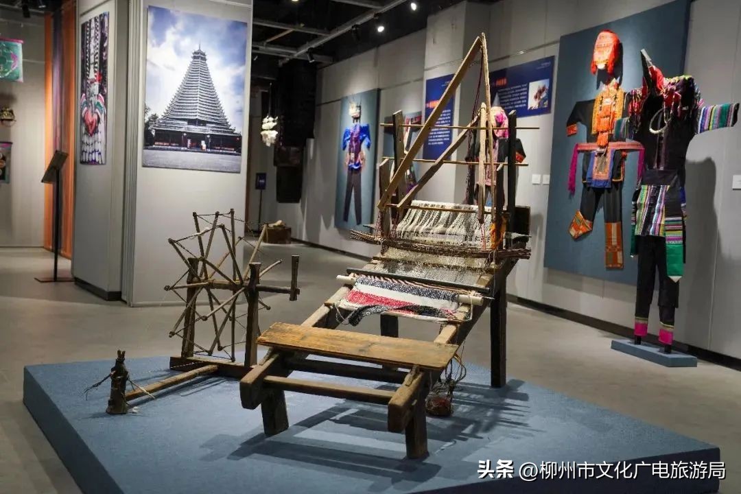 “巧手织就彩衣裳”市群艺馆馆藏少数民族服饰之“霓裳羽衣”，邀你云观展