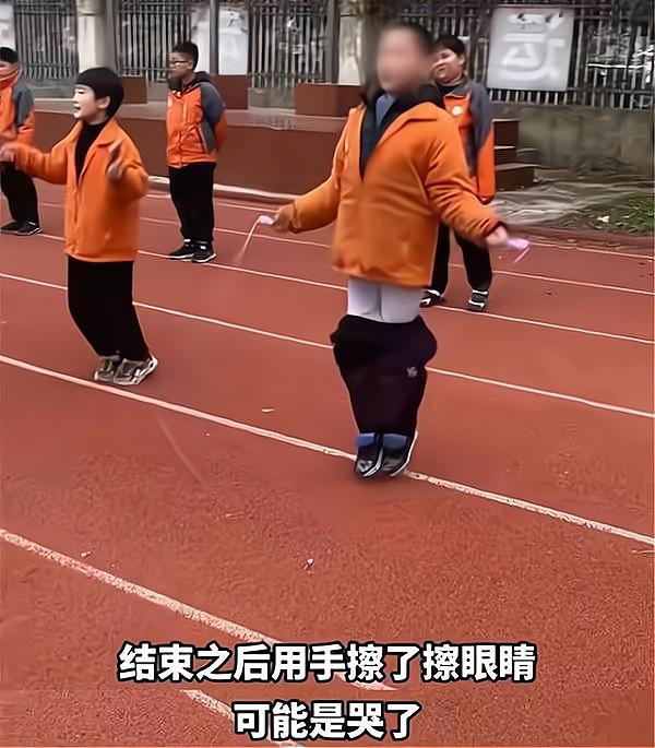 裤子掉了也不能输,一小学生跳绳竟把裤子跳掉,网友:还好有秋裤