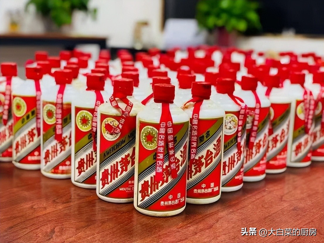 同样是茅台，美国超市卖八百，而国内四千元，网友讽刺难道美国穷