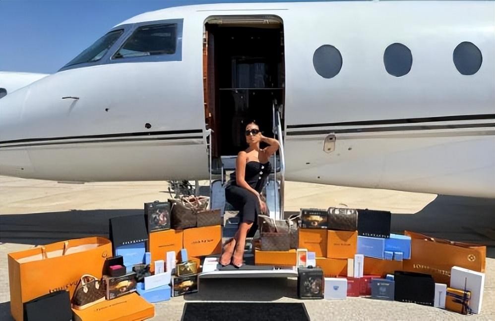 c罗和卡戴珊姐妹,c罗女友生了几个孩子