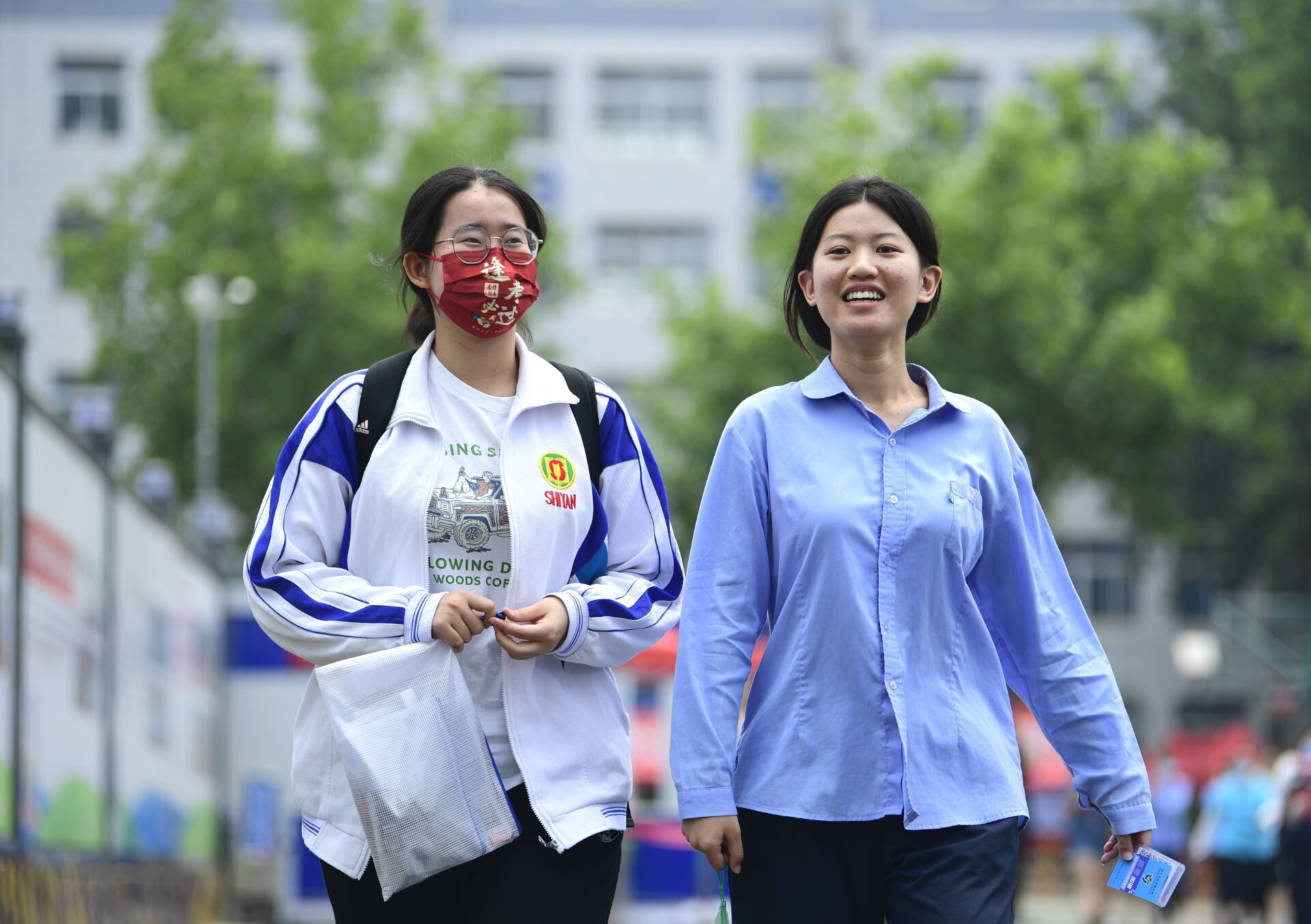 高考后找大姐姐释放“压力”，现在年轻人，到底有多累？