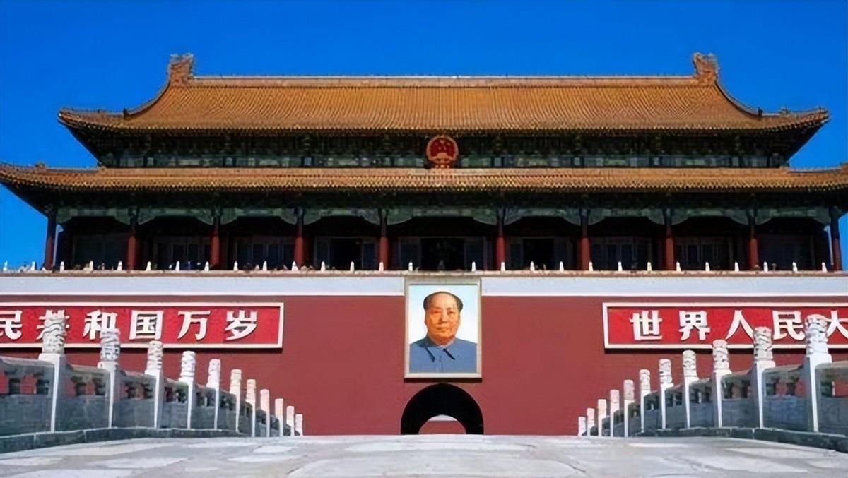 *安门天**除了毛主席画像，还悬挂着国徽，2019年曾发生过变化