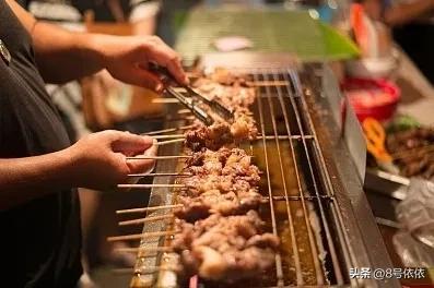 在五线城市开烧烤店一年能挣多少 (98年小伙开烧烤店3个月赚60万)