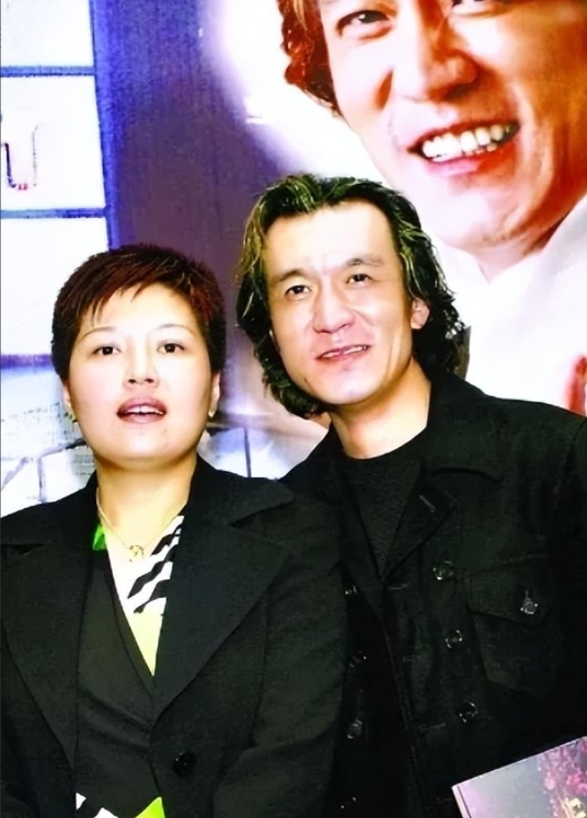 李咏妻子哈文家庭背景显赫,李咏去世后他的妻子哈文怎么样了