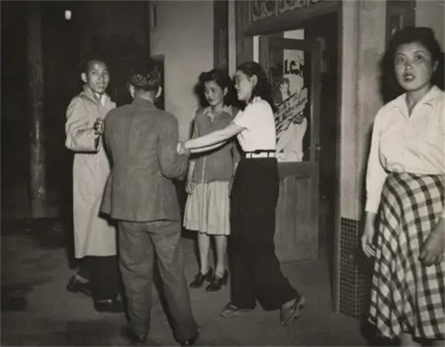 日本*女妓**玛丽，为等到心上人归来，78岁仍靠站街赚钱，受国人敬仰