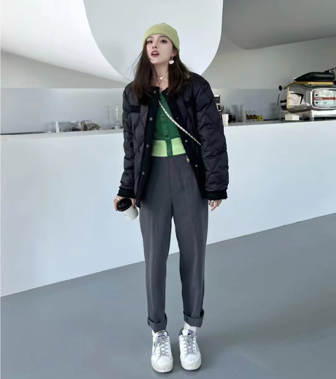 19冬羽绒服穿搭,韩款黑色羽绒服搭棕色长靴