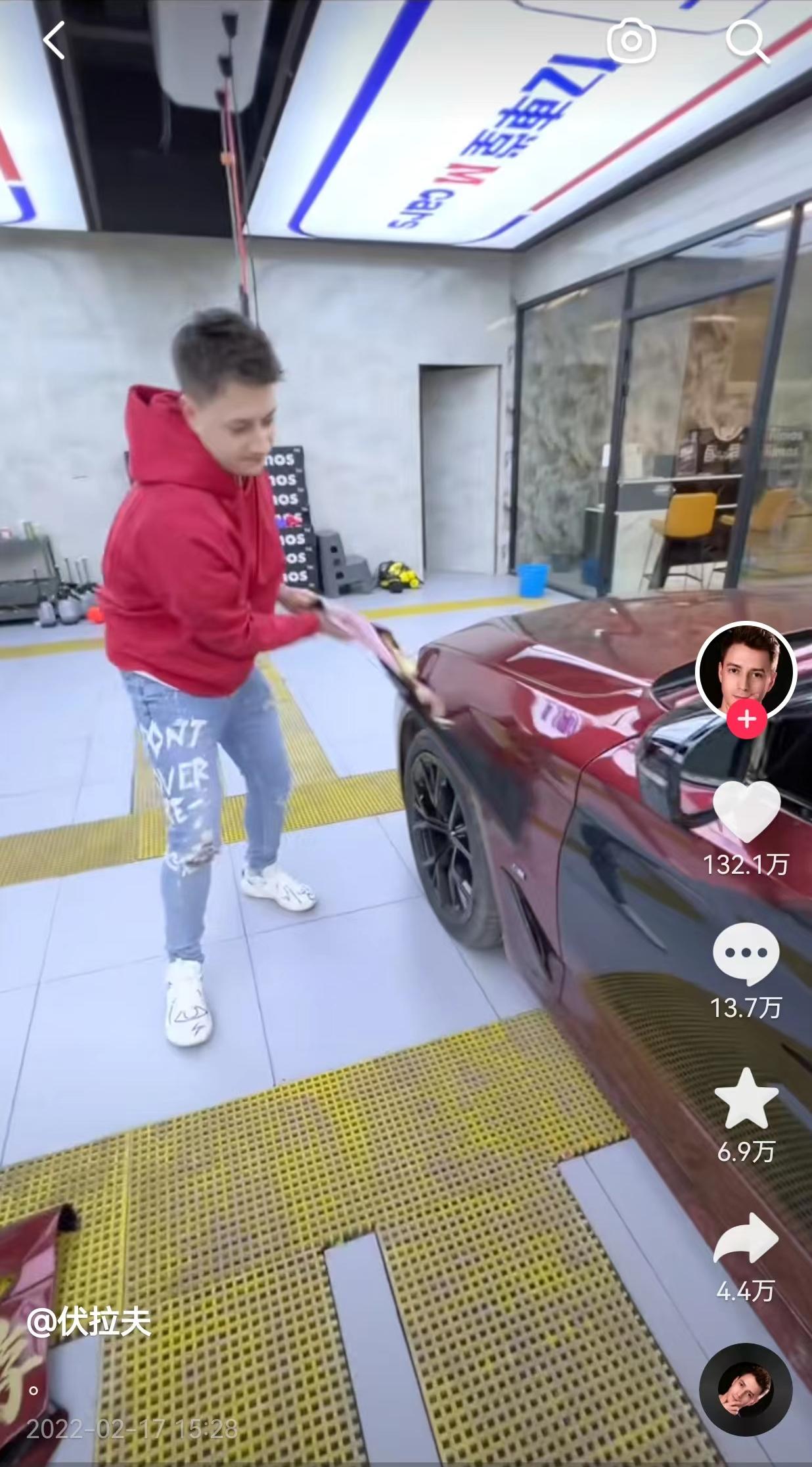 俄罗斯小伙靠喊“我爱中国”吸粉千万,娶大25岁韩国美女定居中国