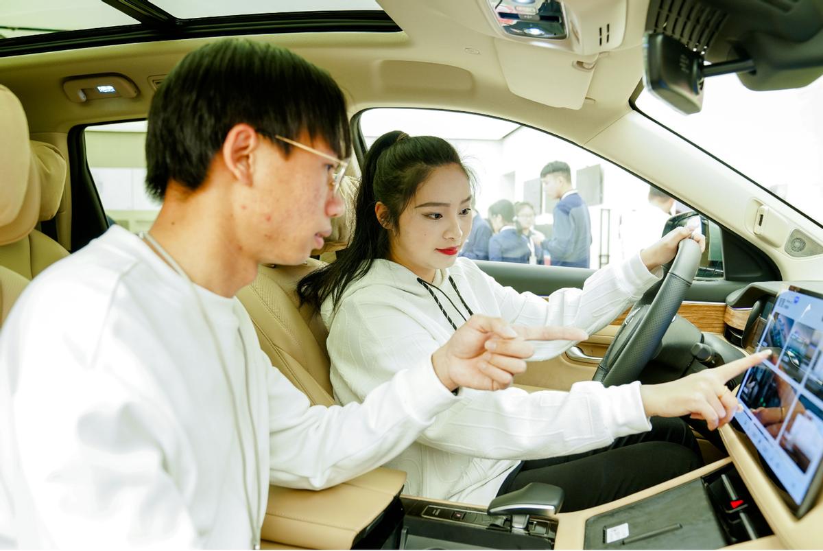 华为智能生活馆世纪金源店,华为智能生活馆亮相五一广场