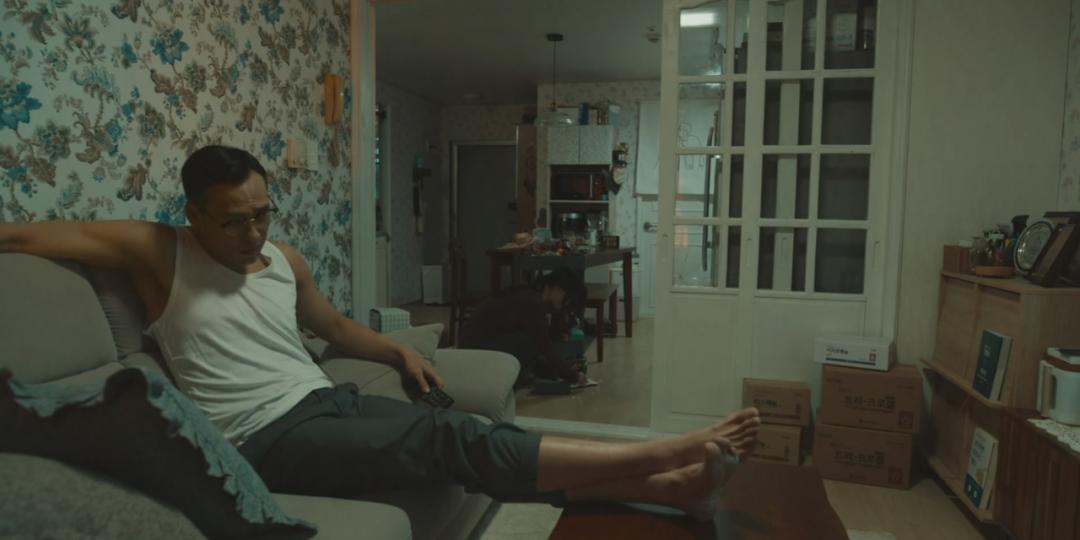 黑暗荣耀里妍珍直发采访片段,黑暗荣耀妍珍哪一集被女二发现