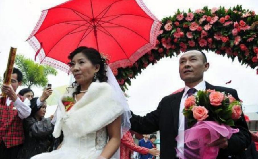 2008年，背亡妻回家的好男人，半年后却闪婚女网友，如今他怎样了