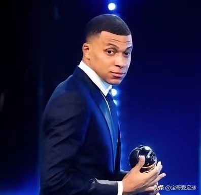 国际足联2022最佳阵容引争议，网友：这阵容前面进4个，后面漏8个