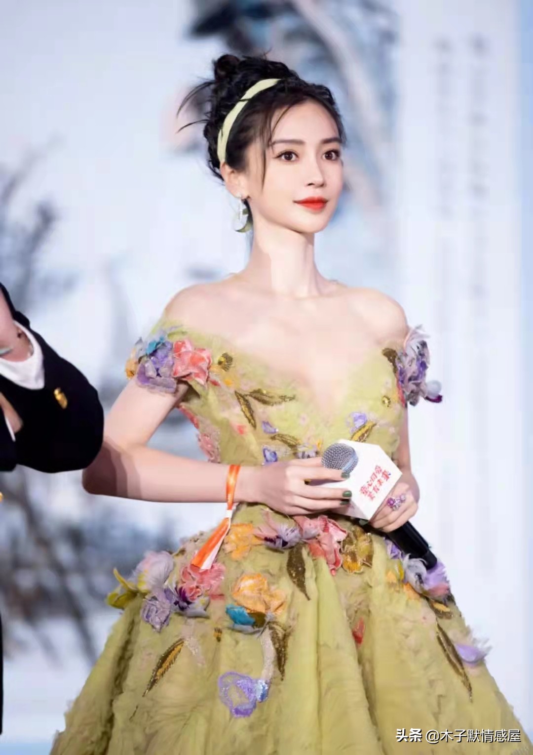 黄晓明杨颖官宣离婚，几个亿的世纪婚礼也没能保证长久的感情