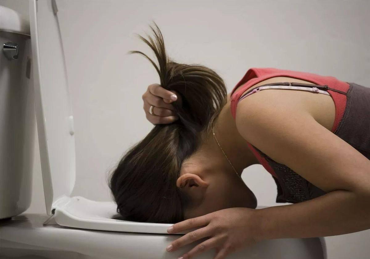 女大学生把30厘米“兔兔管”插入体内：上瘾*行为性**