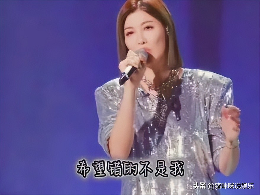 与小十岁健身教练在机场忘情拥抱，被骗婚后戴上假面具冰冷待人