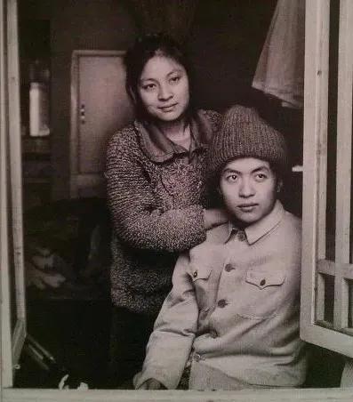 诗人顾城29年前砍死妻子后自杀，遗愿儿子别太像他，如今儿子怎样