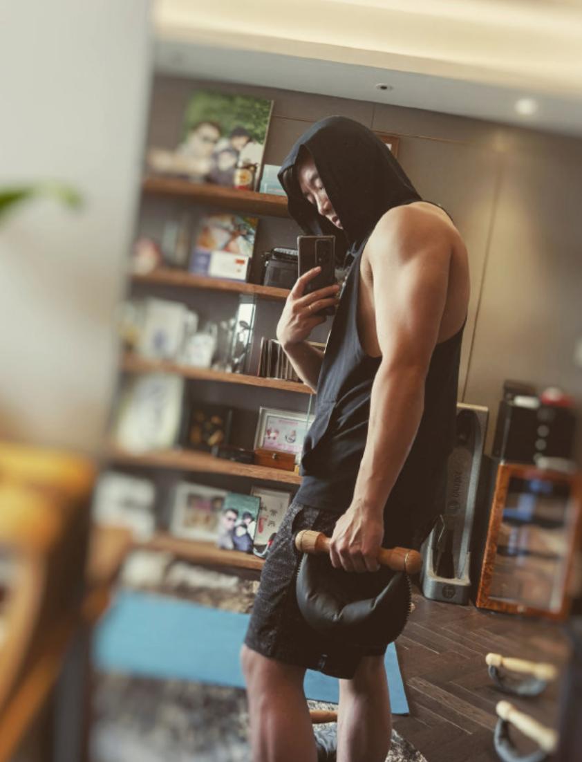 郑恺晒祖孙四代同框照,郑恺腹肌全部照片