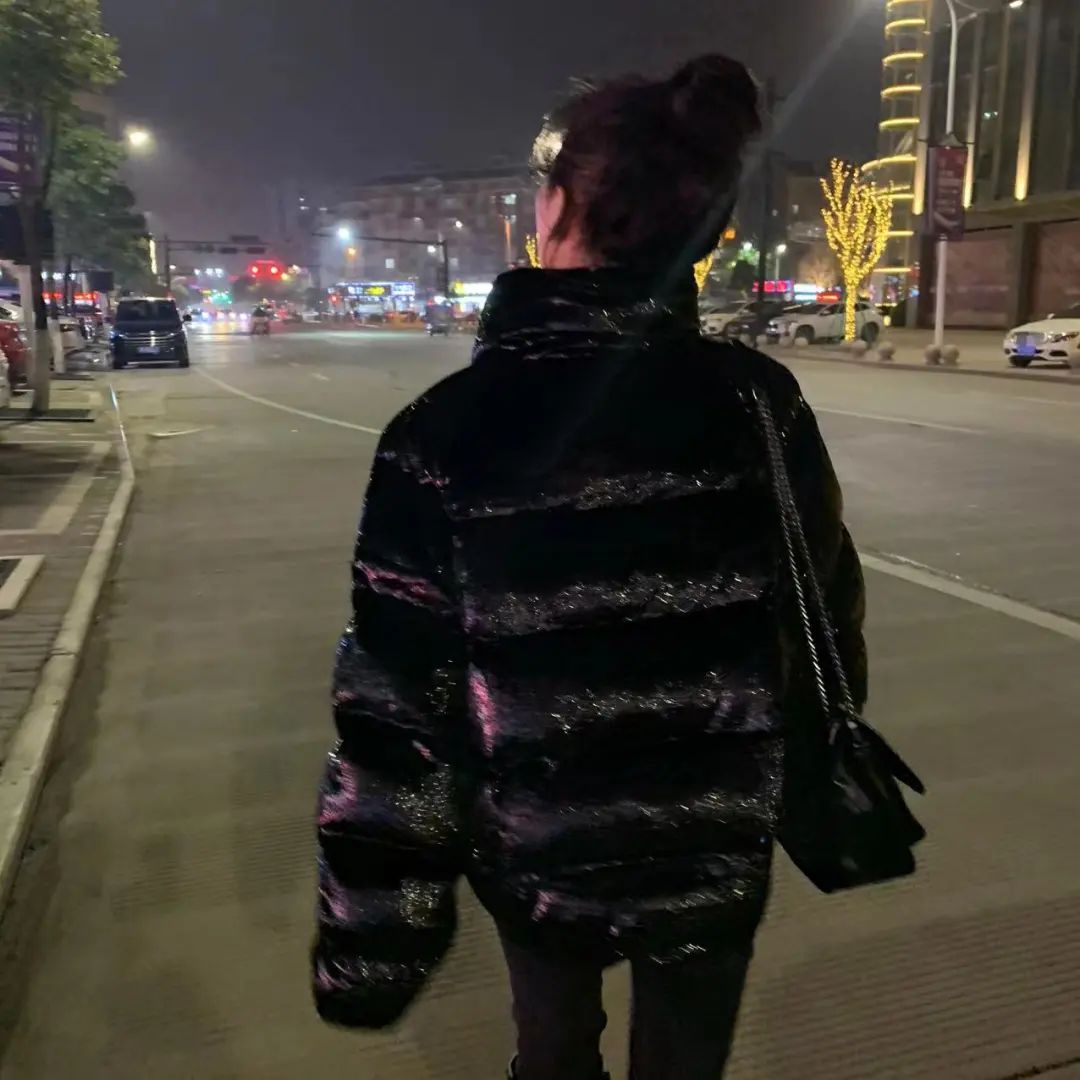 她每天在档口走廊换几百件衣服，“我要挣钱”是唯一信念