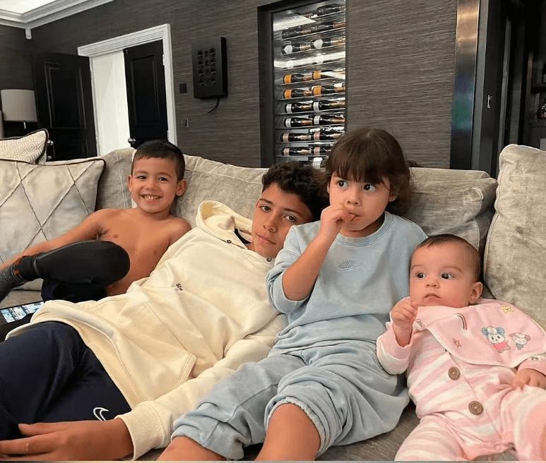 c罗12岁的时候,c罗12岁才踢球吗