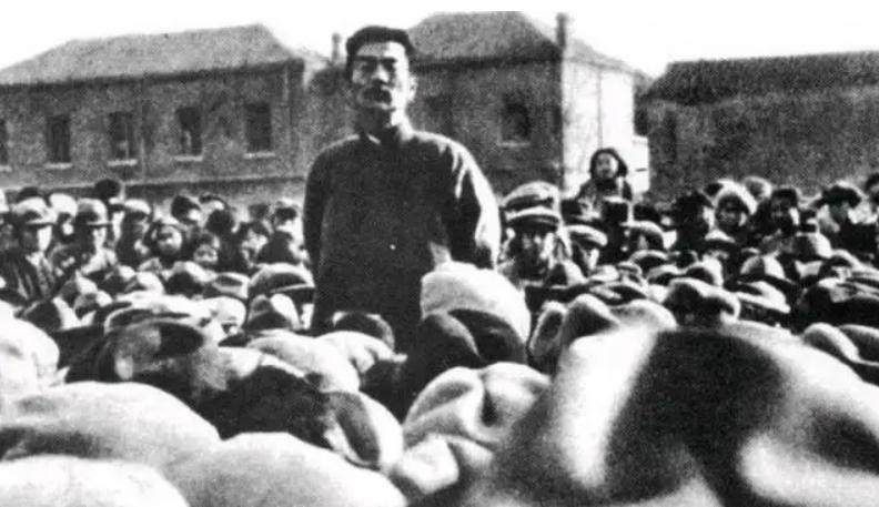 网红阿爽铁三穿着引争议,阿爽打扮