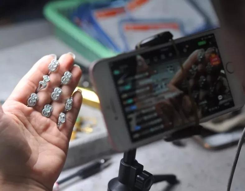 看翡翠直播被骗200万！这种“赌石”直播不能信