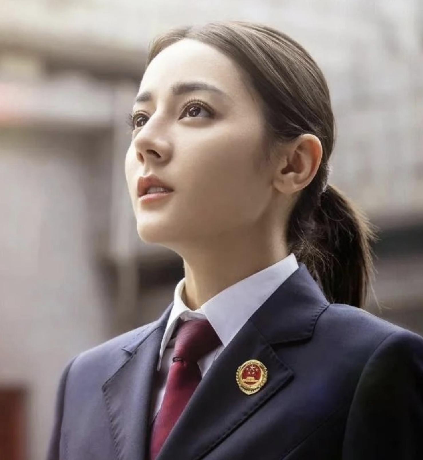 金星直播吐槽明星穿深v,金星吐槽明星走红毯捂胸