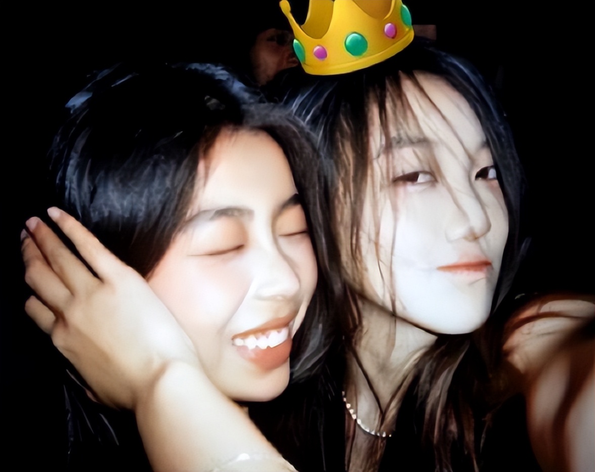 16岁李嫣现身瑞士超市，穿棒球服过季棉靴不如从前，疑生活变拮据