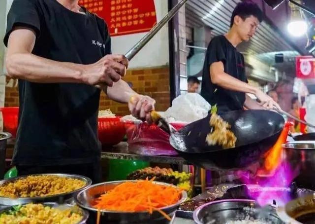 普通人怎么从摆摊赚到人生的100万,年轻人摆摊是如何月入过万的