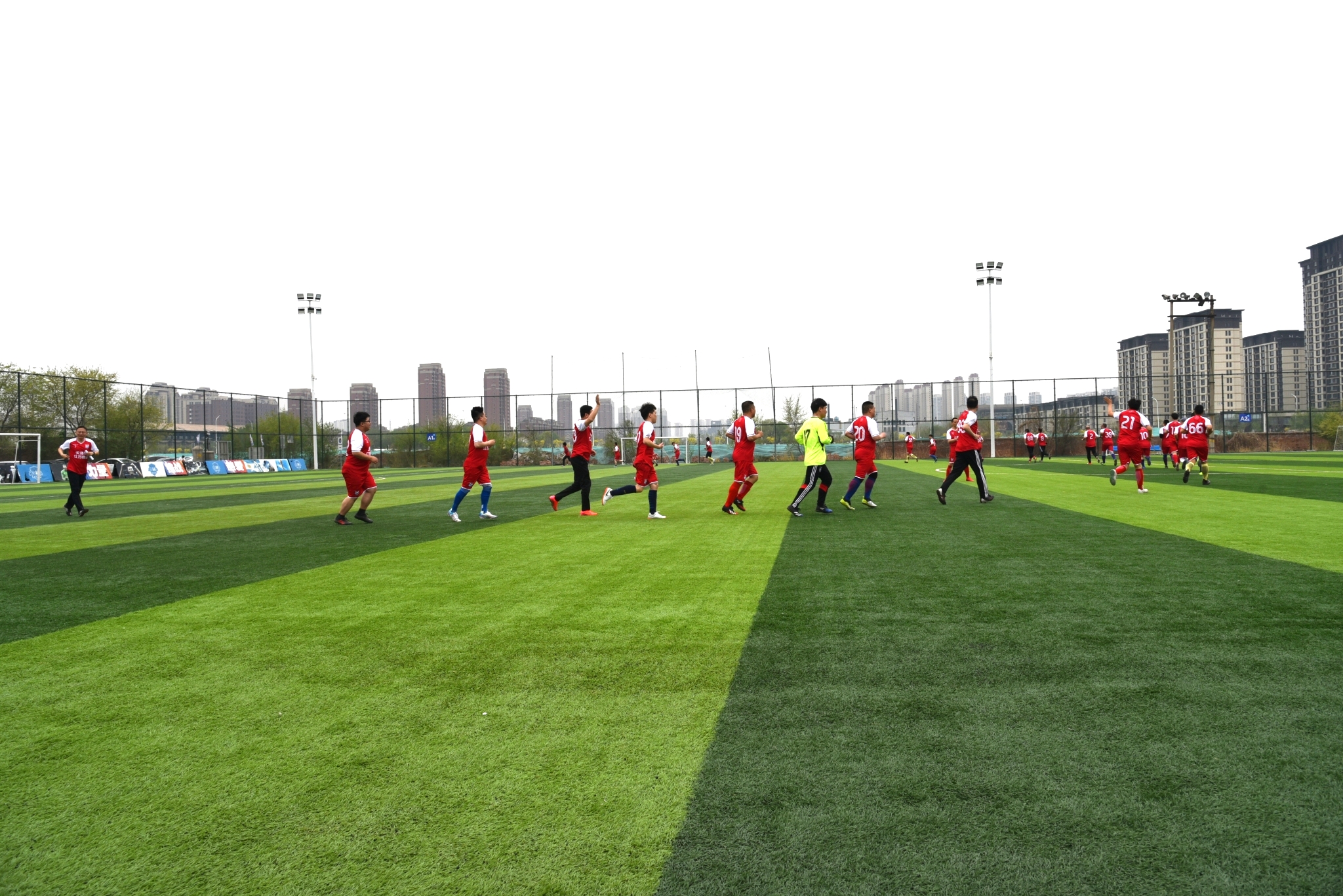 林谷春为天津江苏商会足球队授旗成建新为尤斌颁发*党**建指导员聘书