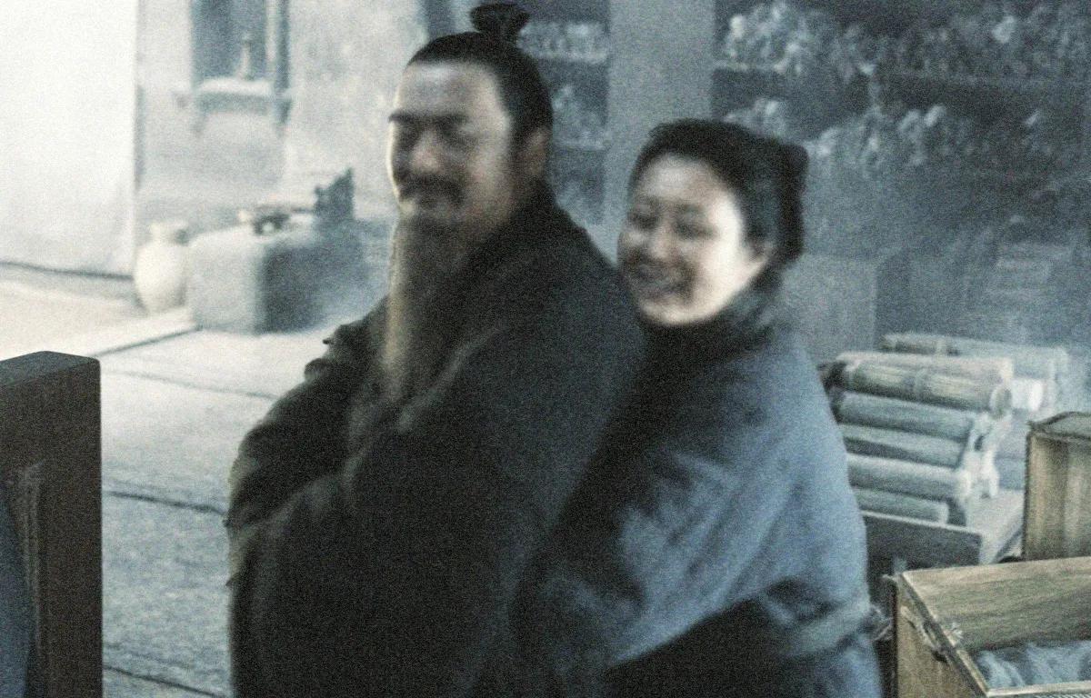 15岁少年将母亲棺椁停路边跪求与父合葬宗族：野X少年顿悟天下惊