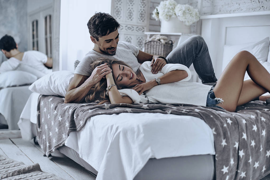 女生过度“用手”对身体危害较大，建议早点戒掉，免得对伤害身体