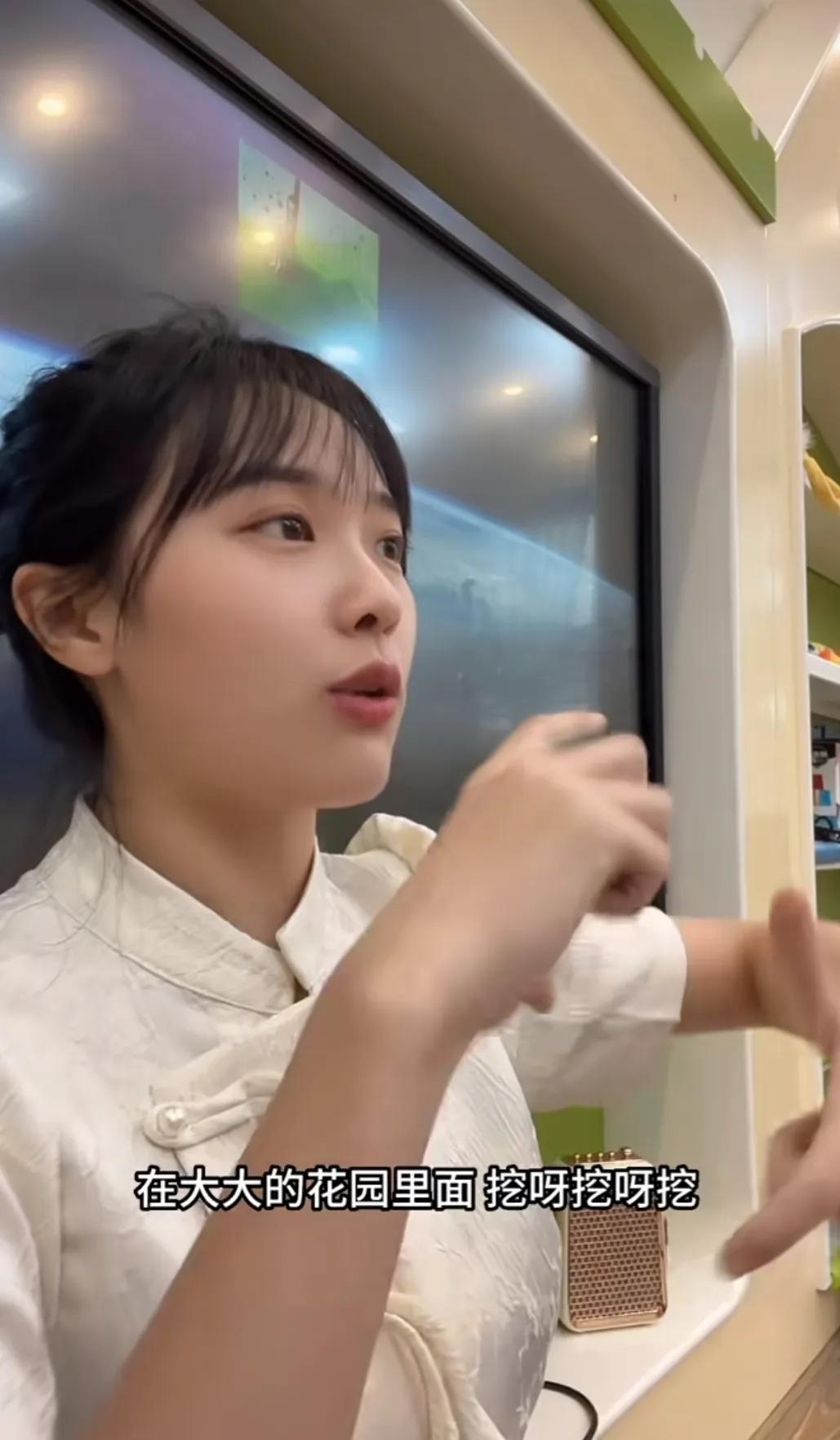 爆火儿歌挖呀挖首唱者遭网暴,黄老师挖呀挖呀挖儿歌原版歌词