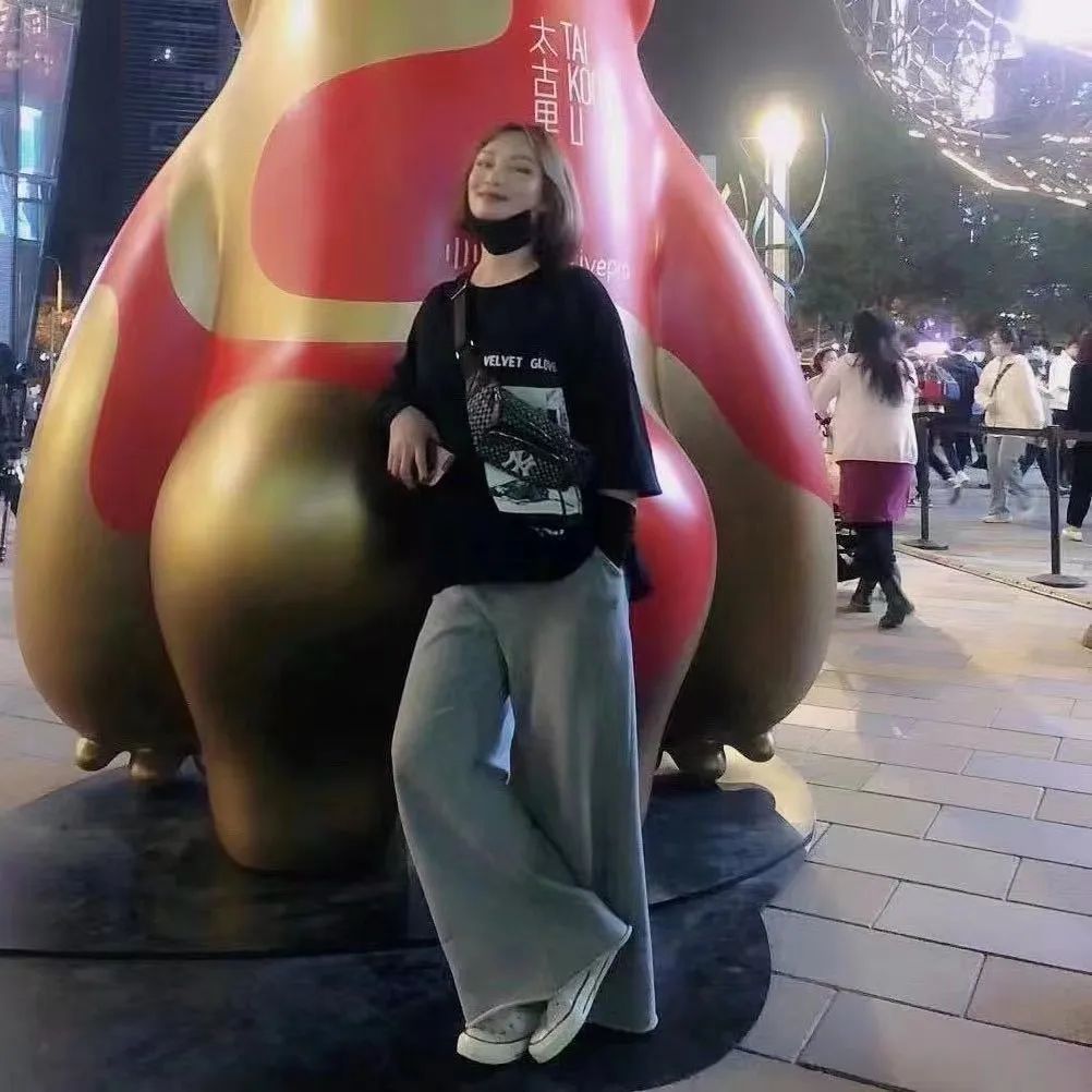 来济南20多年的瑞丽妹子，在中恒做小商品生意，卖云南特色商品