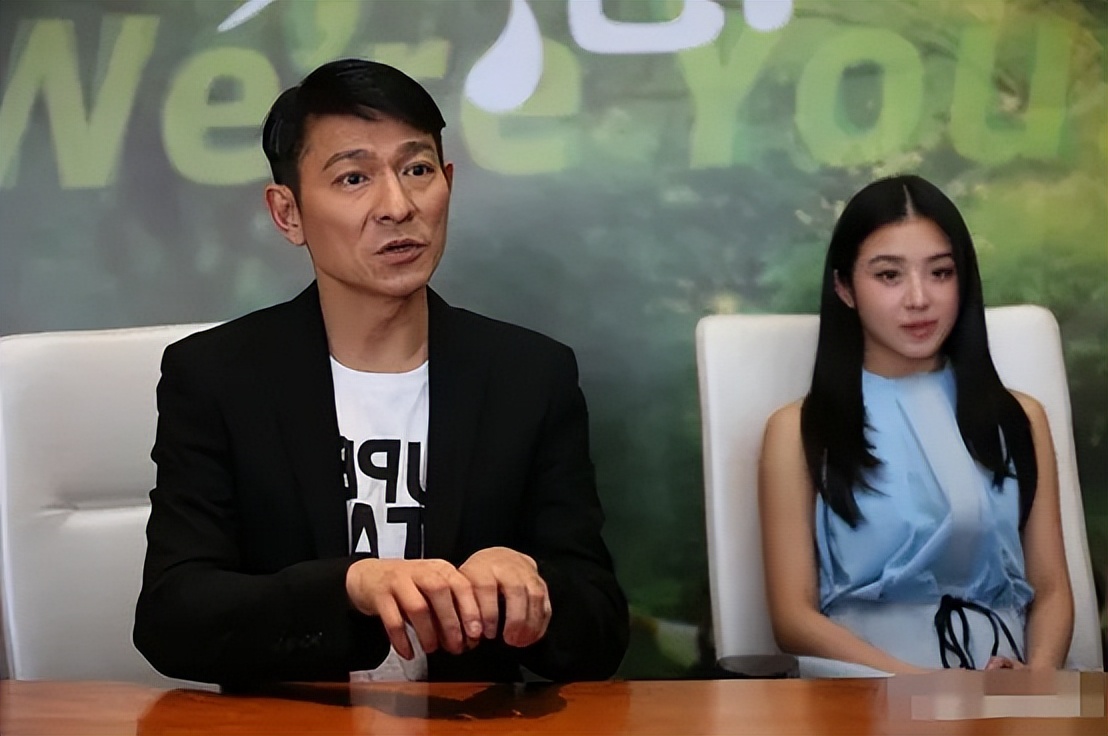 刘德华回老家认祖归宗故事,1997年刘德华回到家乡新会认祖