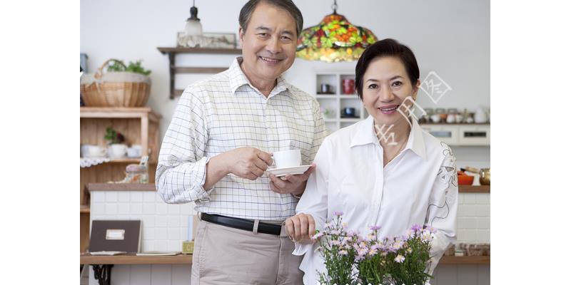 亲爸后妈打孩子被后爸亲妈救走,亲爸后妈把孩子给打了