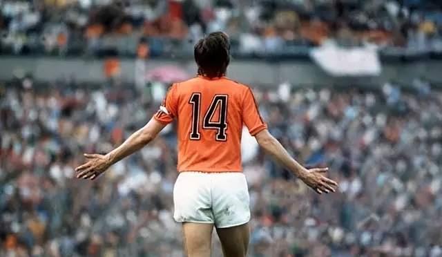 传奇永不谢幕克鲁伊夫马拉多纳,马拉多纳克鲁伊夫地位