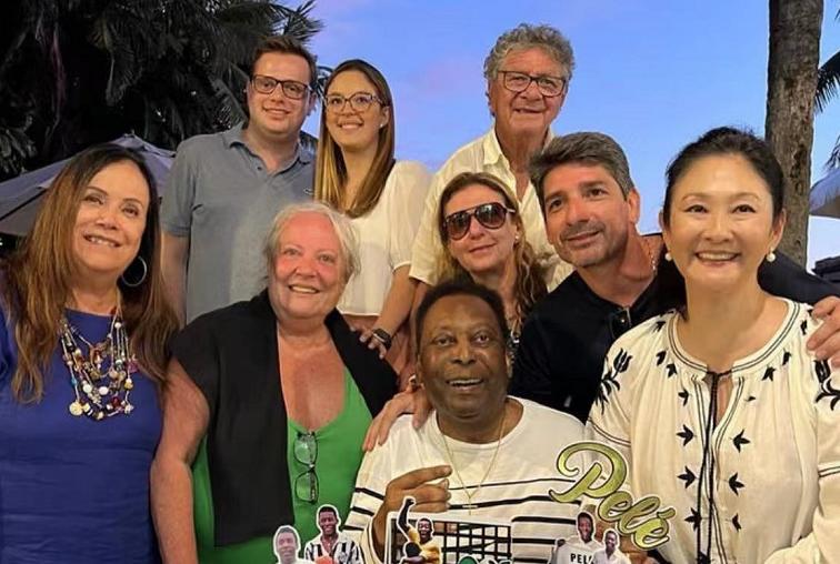 球王贝利老婆写真,球王贝利晒与日本老婆合照