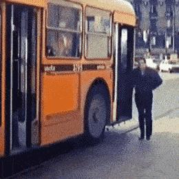 如何评价这个女主持人，主持了一半把*袜丝**脱了？