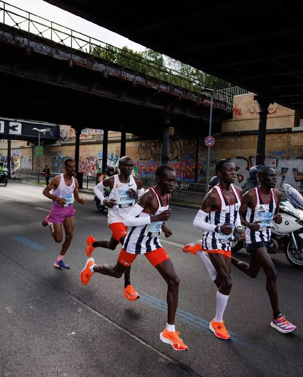 柏林马拉松基普乔格视频,基普乔格神人