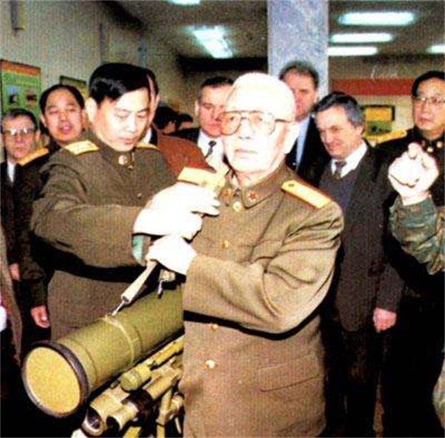 1982年，海军水兵左手敬军礼，*华清刘**看后气得欲砸电视