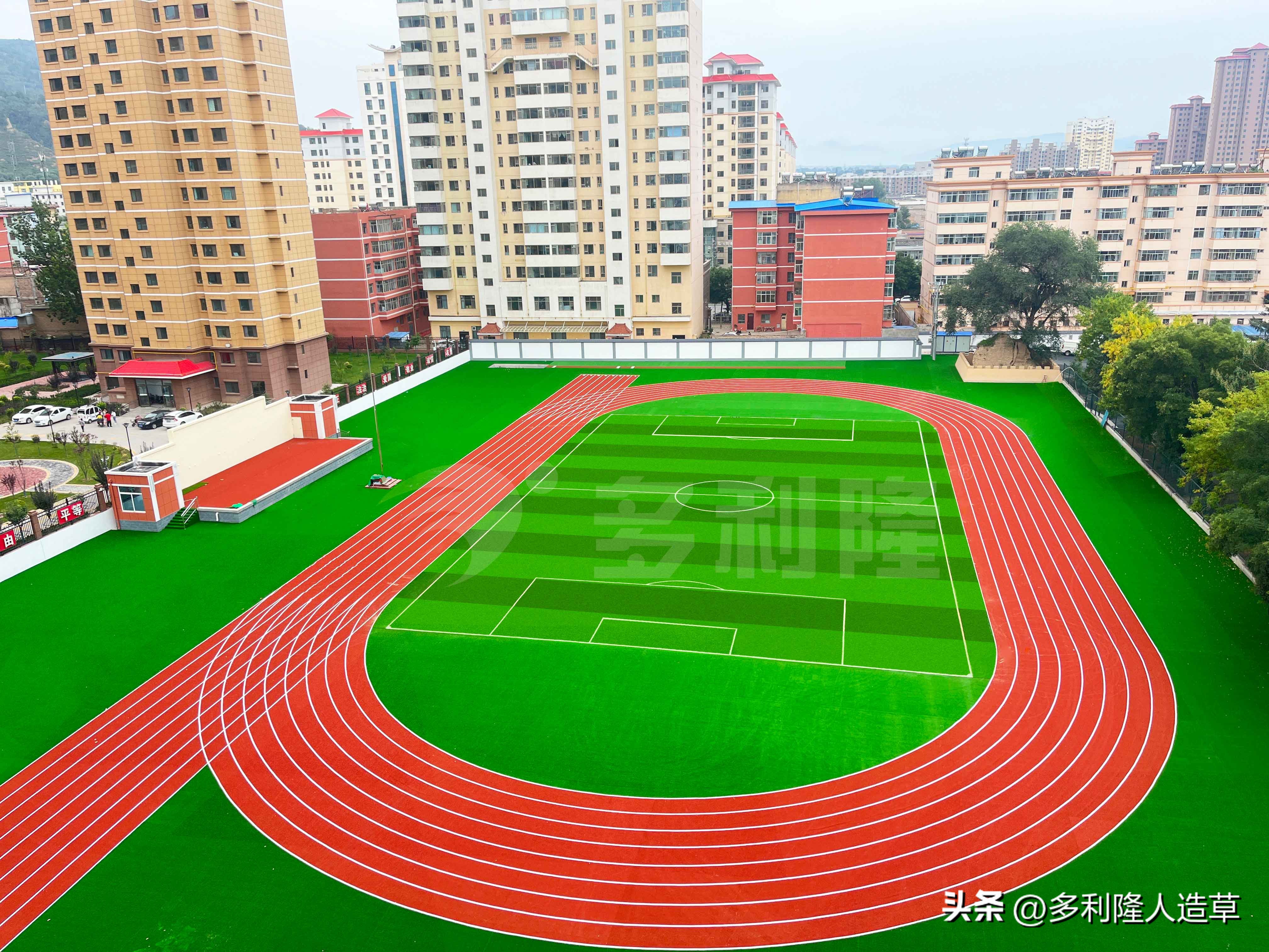 打篮球学校操场,校园运动场地足球场地布置