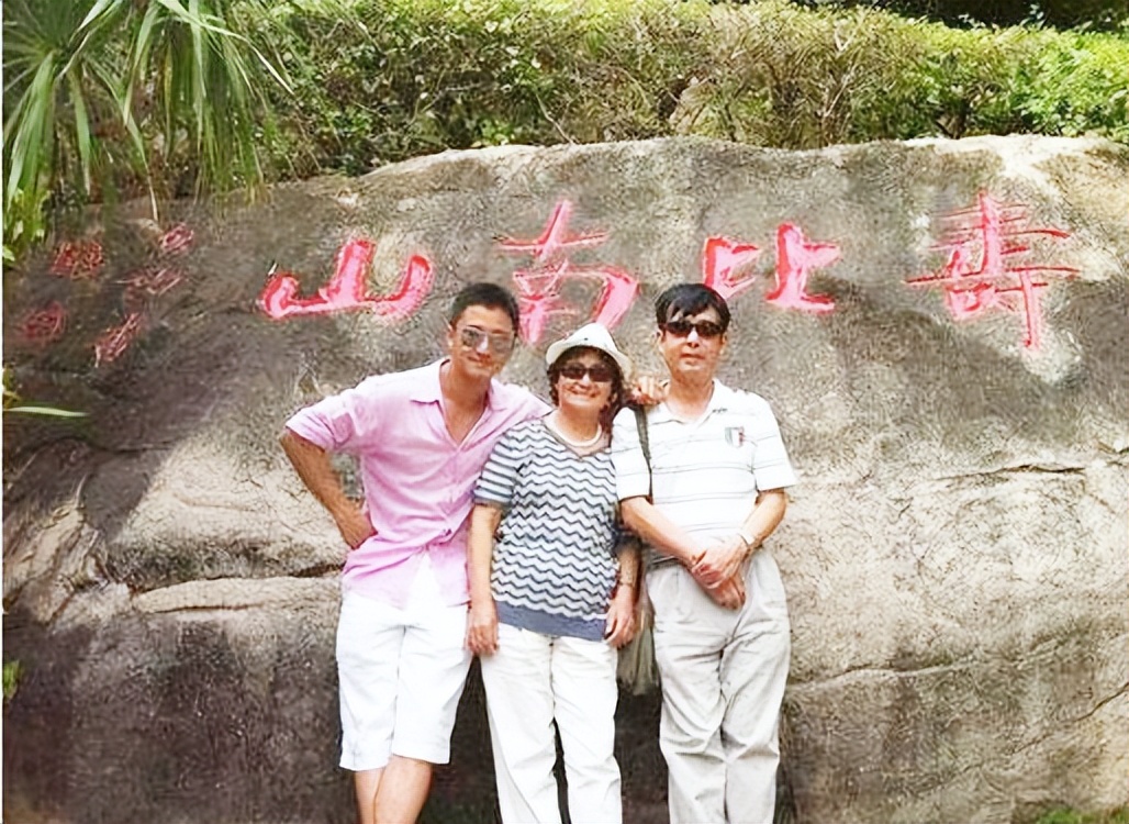 吴京：实现父亲的两个心愿，将脑血栓父亲当孩子疼