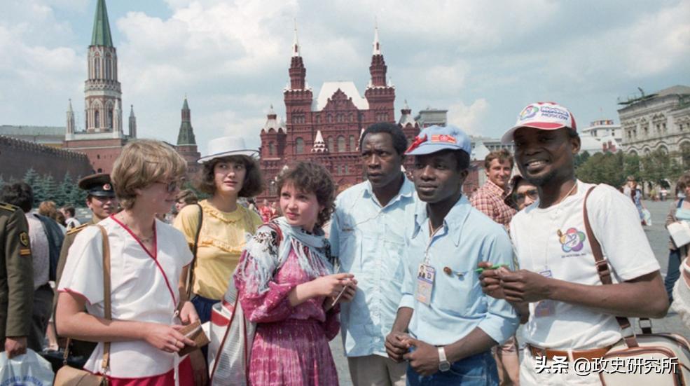 黑人留学生疯狂“*艳猎**”苏联女郎，遭苏联青年狂揍，引发黑人运动