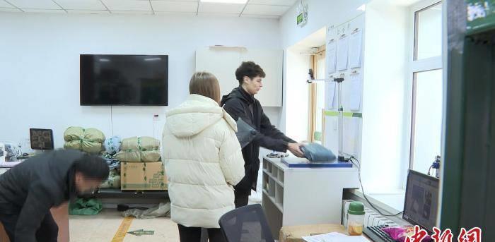 俄罗斯人在黑河享受互联生活：快递、外卖“哈拉少”