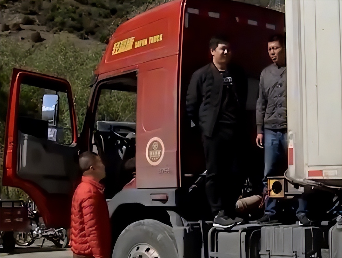 河南小伙种植黑色苹果,大叔在高原种苹果年入千万