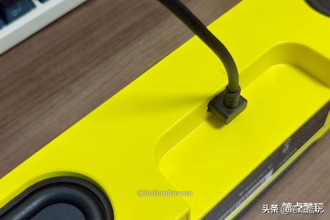 雷蛇掏出一个精灵球，变出一个皮卡丘：巧用条形音箱打造小电竞桌