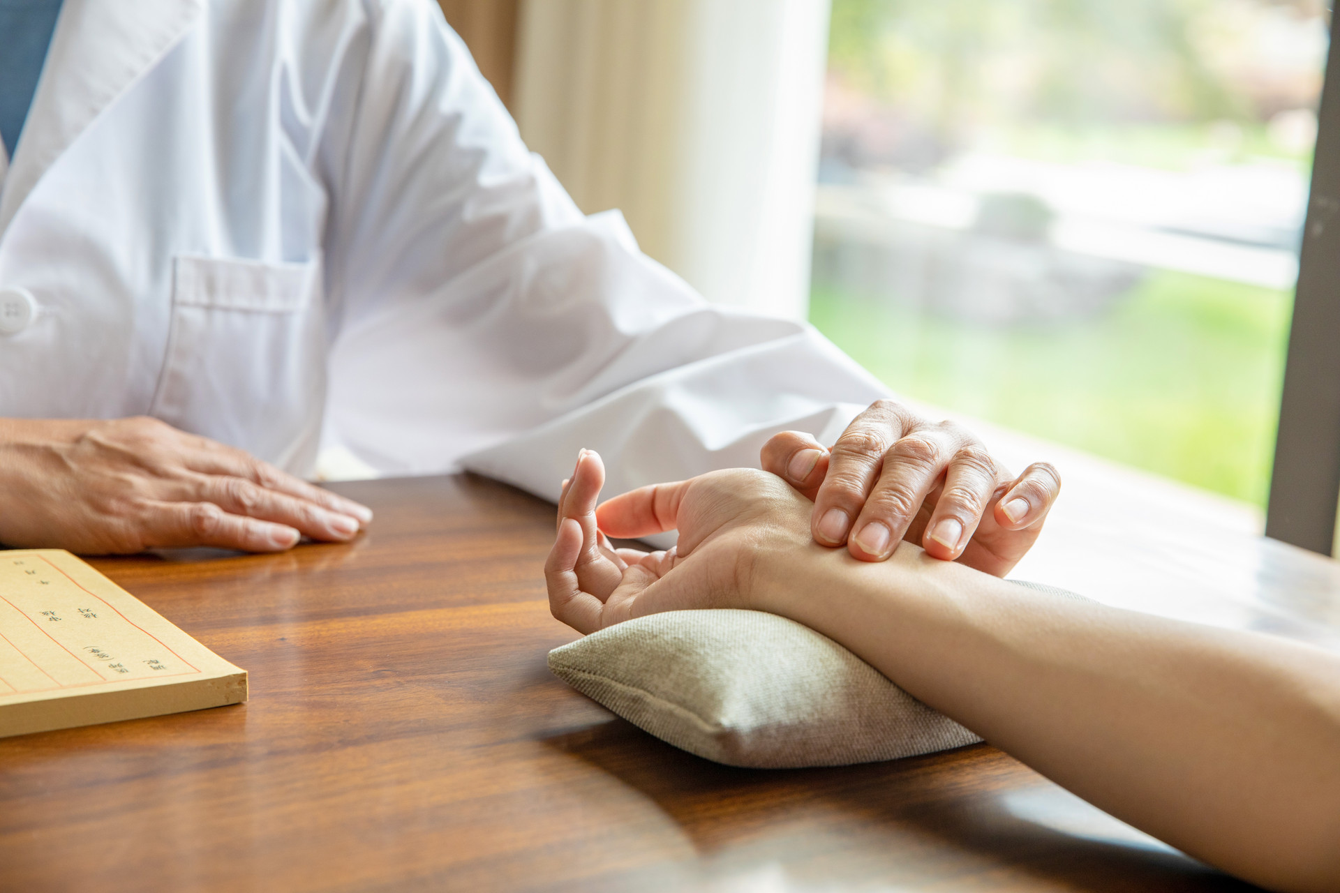 传承中华文明，与西医分庭抗礼，中医学专业值得学吗？